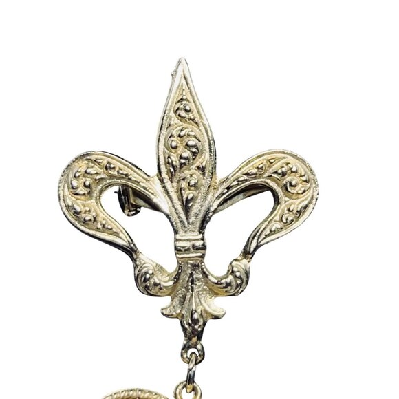 Vintage Gold Tone Fleur De Lis Brooch W/ Dangling Faux Pearl Heart Charm (5751) - Picture 2 of 7